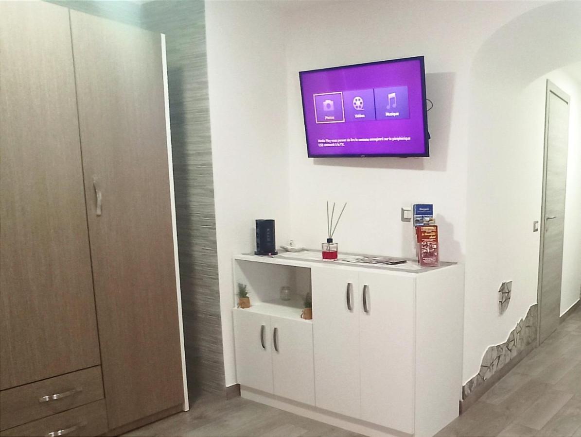 Napoli Pop Chiaia Apartment ภายนอก รูปภาพ